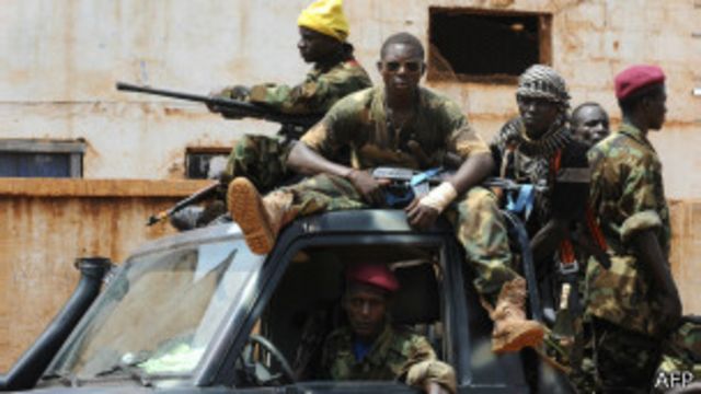 Des éléments de la Séléka en patrouille à Bangui le 26 mars 2013