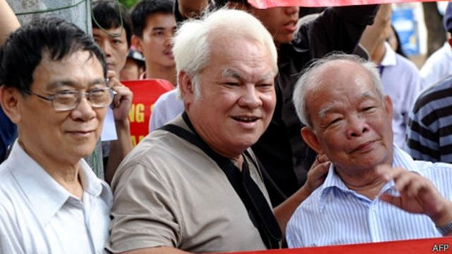 Giáo sư Huệ Chi (đầu tiên, trái sang)
