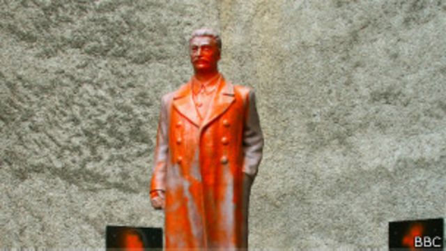 На вторую же ночь после открытия памятник Сталину был облит оранжевой краской