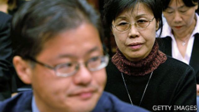 師濤母親高琴聲（右）與雅虎總裁楊致遠（左）在美國國會眾議院外交關係委員會聽證會上（6/11/2007）