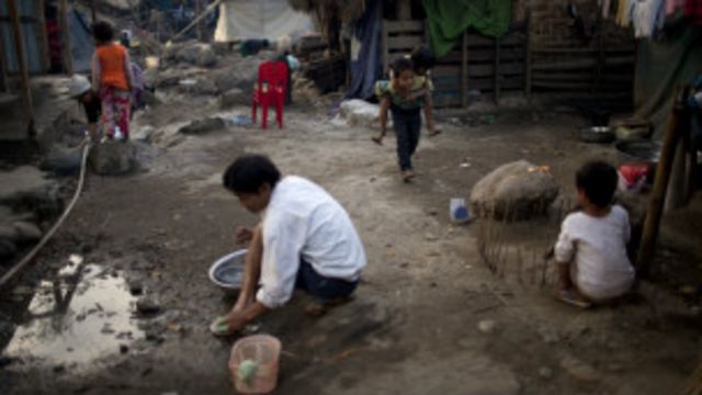 ဒုက္ခသည် စခန်း တခုရှိ ကချင် စစ်ပြေး ပုန်းရှောင်များ