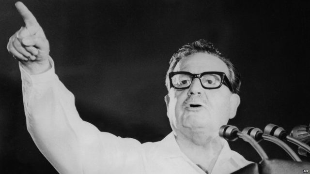 Çilili dövlət xadimi Salvador Allende (1908-1973) Çili Kommunist Partiyasının beşinci yubileyində çıxış edərkən. Tibbi həkim olan cənab Allende, Çili Sosialist Partiyasının həmtəsisçilərindən biri olub (1933).