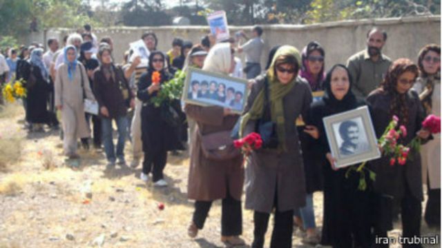 خانوادههای اعدامی ها در اولین جمعه شهریور و آخرین جمعه اسفندماه هر سال برای یادبود کشتار ۶۷ در گورستان خاوران جمع می شوند