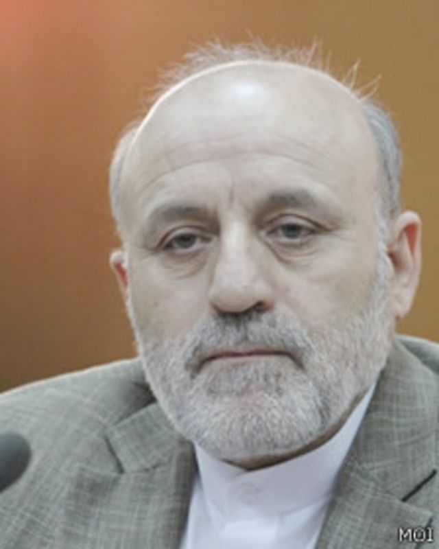 آقای داوودزی حدود یک ماه پیش از سفارت افغانستان در پاکستان به وزارت داخله منتقل شد و سرپرستی این وزارت را به عهده گرفت