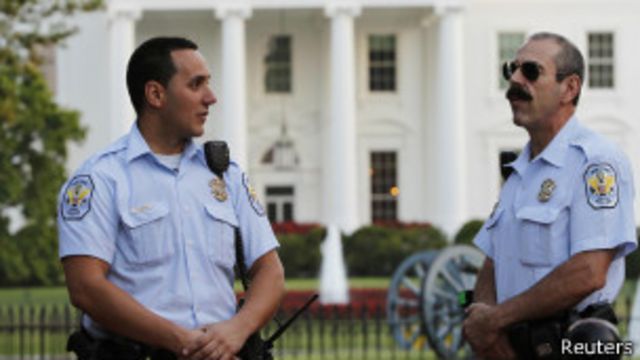 Two police officers outside the White House, Reuters