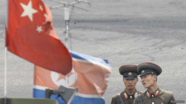 鸭绿江中朝边界的朝鲜士兵（10/06/2013）