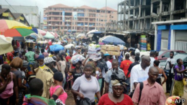 Une rue de Conakry, le 24 septembre 2013. Les habitants se préparent à la première élection légilsative en Guinée depuis 2002.