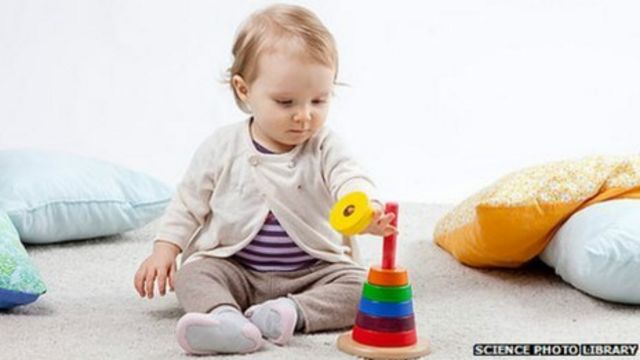 Ребенок играет