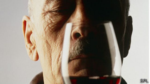 Hombre con copa de vino tinto