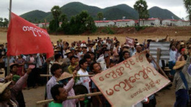 မတရား မြေသိမ်းမှုတွေကြောင့် ဒေသတချို့မှာ လယ်မြေ ပြန်ရရေးအတွက် လယ်သမားတွေ ဆန္ဒပြ တောင်းဆို