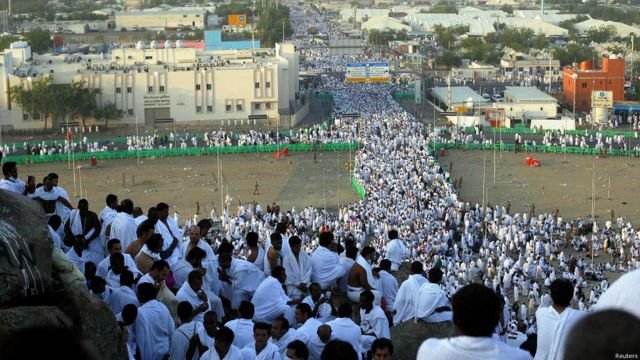 بالصور حجاج على جبل عرفات Bbc News عربي