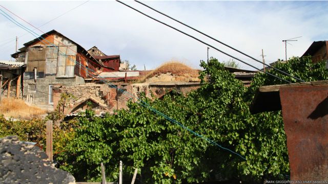 Один из куполов мечети, заросший сорняками, виден со двора. 