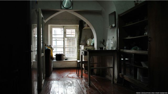 Окно, расположденное на месте входа в мечеть. 