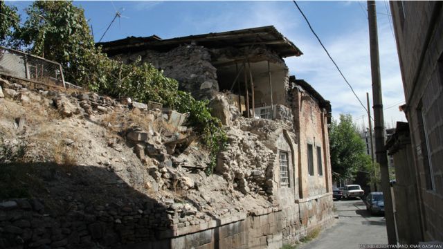 Здание мечети с обвалившимся куполом. 