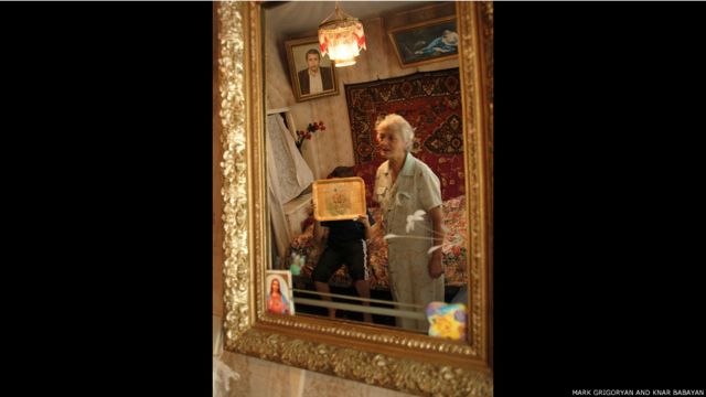 Клара в зеркале в своей квартире.