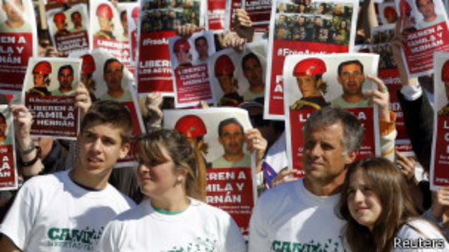 La familia de Camila Speziale se manifiesta en Buenos Aires contra la detención de activistas en Rusia 