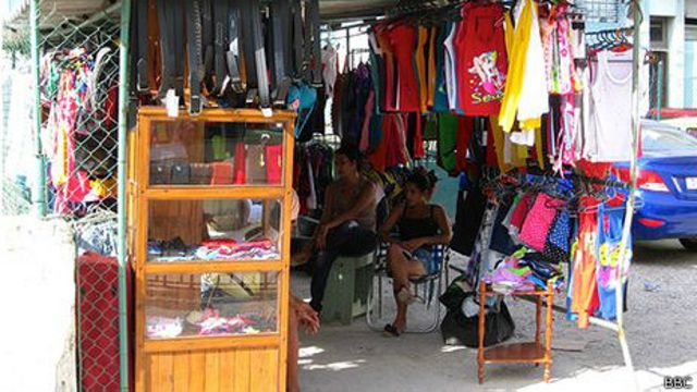 Las nuevas leyes que amenazan el futuro de vendedores de ropa en Cuba - BBC  News Mundo