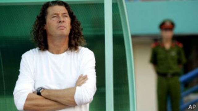 L'entraîneur Bruno Metsu écoutant l'hymne national du Quatar lors de la ligue asiatique des clubs champions