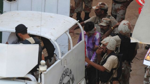 سندھ رینجرز کے ڈائریکٹر جنرل کے تبادلے کے بعد کراچی میں رینجرز کی یہ پہلی کارروائی ہے (فائل فوٹو)