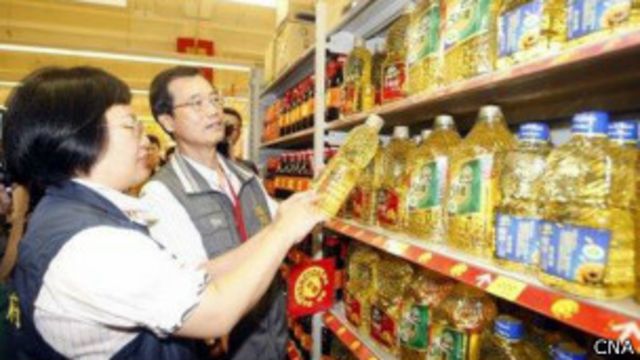 高雄市卫生局与消费者保护官巡查超市卖场的食用油产品（台湾中央社图片22/10/2013）
