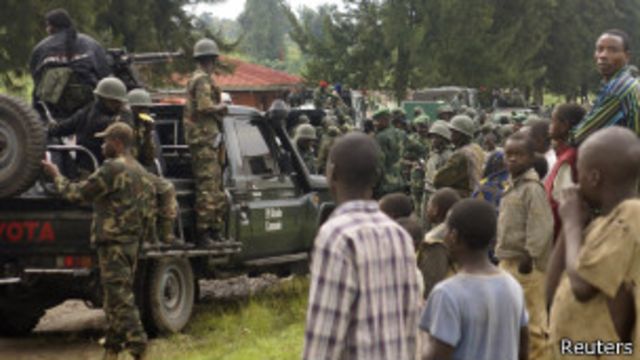 Des habitants observent l'arrivée des FARDC à Rumangabo, abandonné par le M23, le 28 octobre 2013.