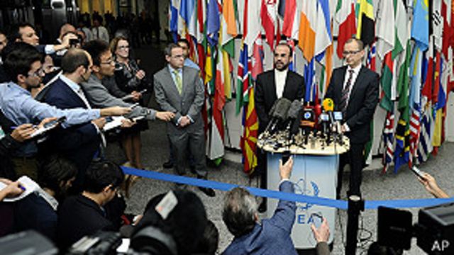 Reza Najafi junto a Tero Tapio Varjoranta en una conferencia de prensa