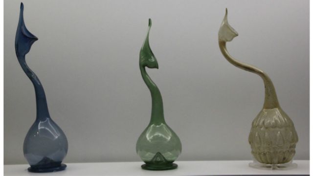ظروف شیشه ای مدل گردن قو متعلق به دوره قاجار
