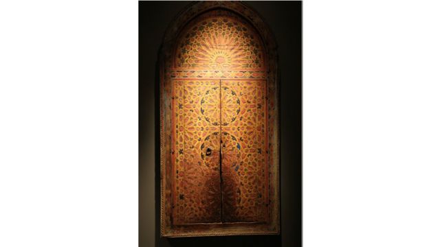 در یک عمارت قدیمی در مراکش که در بخش هندسه نور در هنر اسلامی به نمایش در آمده است