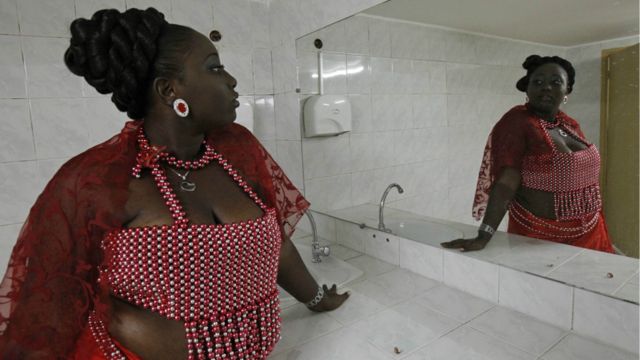 Un mannequin se prépare avant de défiler au Salon Miss Rondement Belle le 30 octobre 2012 à Abidjan.
