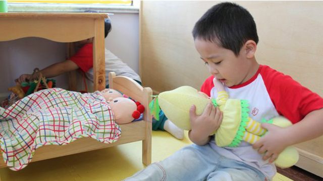 د ماشوم ماغزه لکه د سپنج وګڼئ چې د شاوخوا چاپېریال هر څه جذبولی شي.