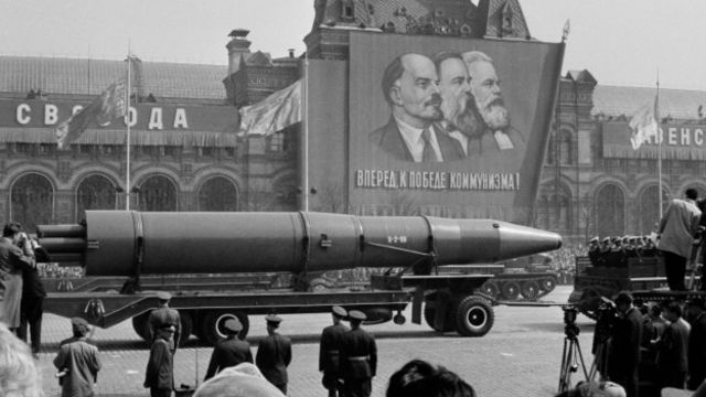 Hình các lãnh tụ cộng sản tại cuộc diễu binh ở Quảng trường Đỏ, Moscow thời Liên Xô