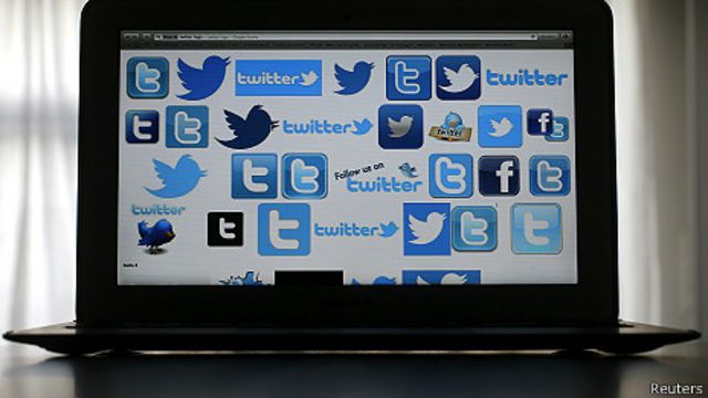 Pantalla de computadora portátil con logos de Twitter