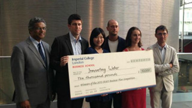 施顏萱(左三)與團隊成員贏得1萬英鎊獎金
