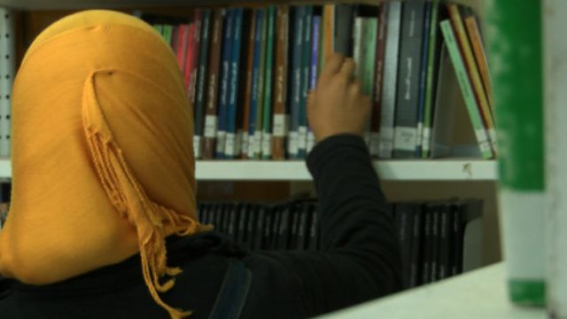 قالت الشرطة إن أحد الخطوط الرئيسية في التحقيق في الجريمة هو أن الفتاة كانت ترتدي عباءة وحجابا.