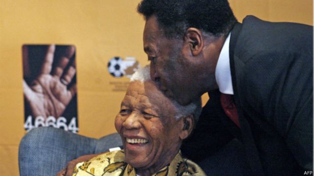 Momento histórico: em 1995, Mandela usa a Copa do Mundo de Rúgbi para unir  a África do Sul, todos por um