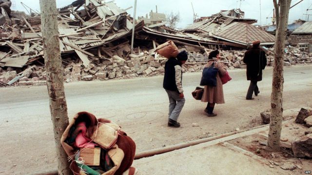 Spitak qaçqınları xarabalığa çevrilmiş Spitak şəhərini tərk edir, 11 dekabr 1988