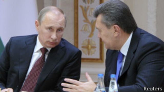 俄国总统普京（左）与乌克兰总统亚努科维奇