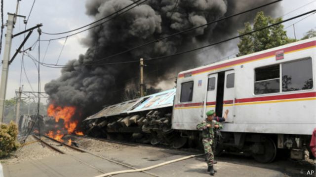 Truk pengangkut BBM terbakar sesaat setelah tabrakan terjadi.
