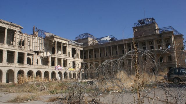 
قصر دارلامان کابل در دهه نود میلادی در جنگ های تنظیمی و میان گروهی احزاب جهادی به مخروبه تبدیل شد.
