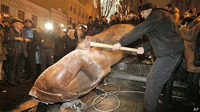 Tượng Lenin bị đập bể ở Ukraine