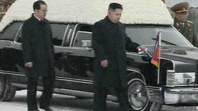 金正日葬礼上金正恩与张成泽（左）在灵车旁扶灵（28/12/2011）