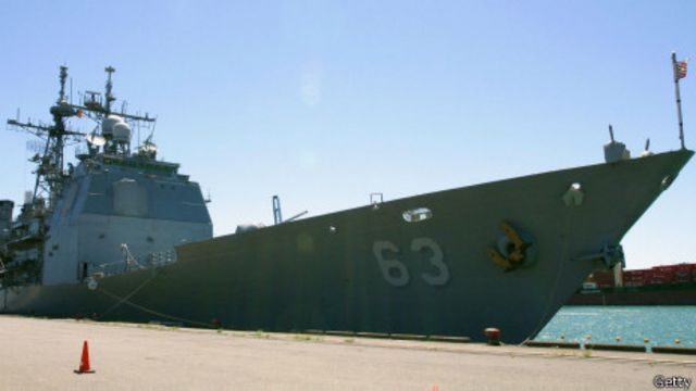 美国导弹巡洋舰“考彭斯号”（资料照片）