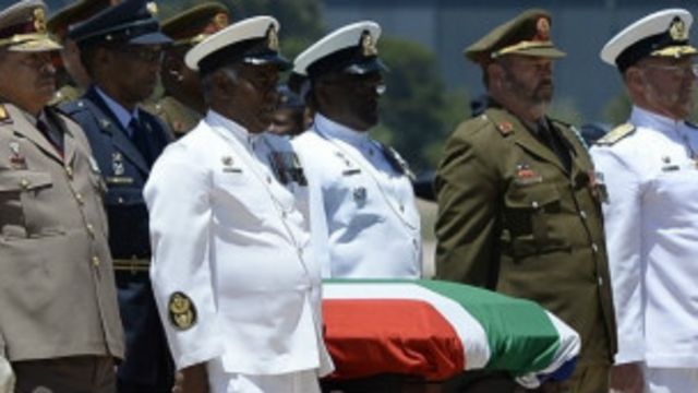 نېلسن منډېلا مړی يې د ښخېدو لپاره پلرني ټاټوبي ته رسېدلی Bbc News پښتو
