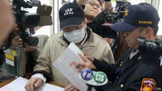戴上口罩的高振利在彰化线西派出所报到（台湾中央社图片16/12/2013）