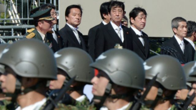 日本首相安倍檢閱自衛隊(資料照片,27/10/2013)