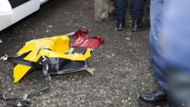 法国利布尔讷市吕贡镇直升机坠毁现场找到了一块残骸（21/12/2013）