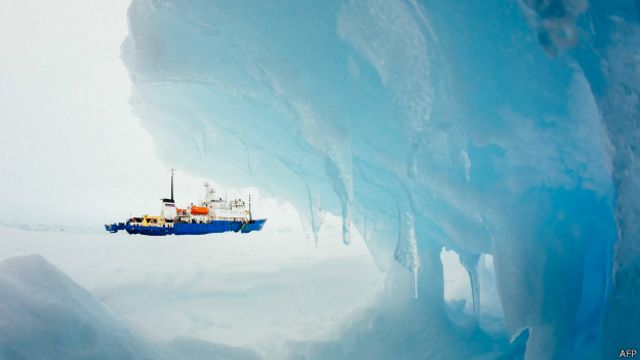Barco atrapado en el hielo de la Antártida