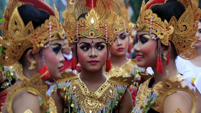 در بالی اندونزی، در مراسمی پیش از تحویل سال ۲۰۱۴ دختران با لباس های سنتی شرکت کردند. 