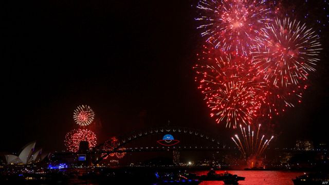شهرهای منطقه اقیانوسیه آغاز سال ۲۰۱۴ میلادی را پیش از سایر مناطق جهان جشن می گیرند. در سیدنی استرالیا، پس از ده سال مراسم نورافشانی از محل خانه اپرا انجام می شود. عکس آتش بازی پیش از مراسم اصلی در نیمه شب ۳۱ دسامبر را نشان می دهد. 