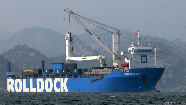 Tàu biển Rolldock mang theo tàu ngầm kilo về Cam Ranh hôm 1/1